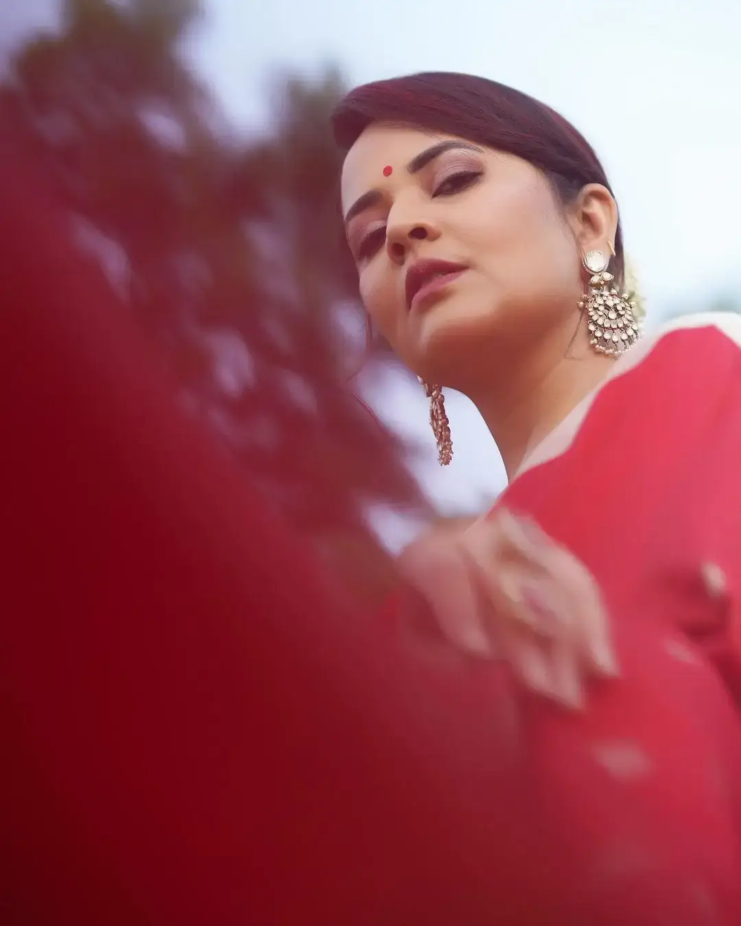 Anasuya Bharadwaj Jewellery Bangles Earrings Red Saree